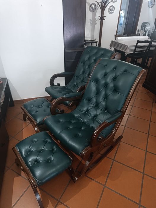 Vendo Sofá-Cama + 2 Cadeiras Baloiço c/ Bancos