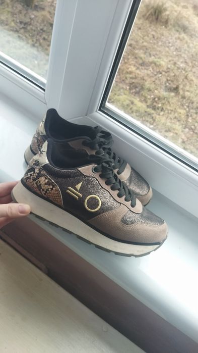 Кросівки 36 р. В гарному стані