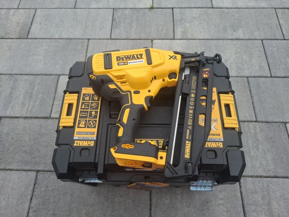 Gwoździarka DeWALT. DNC660NT. Z baterią i ładowarką.