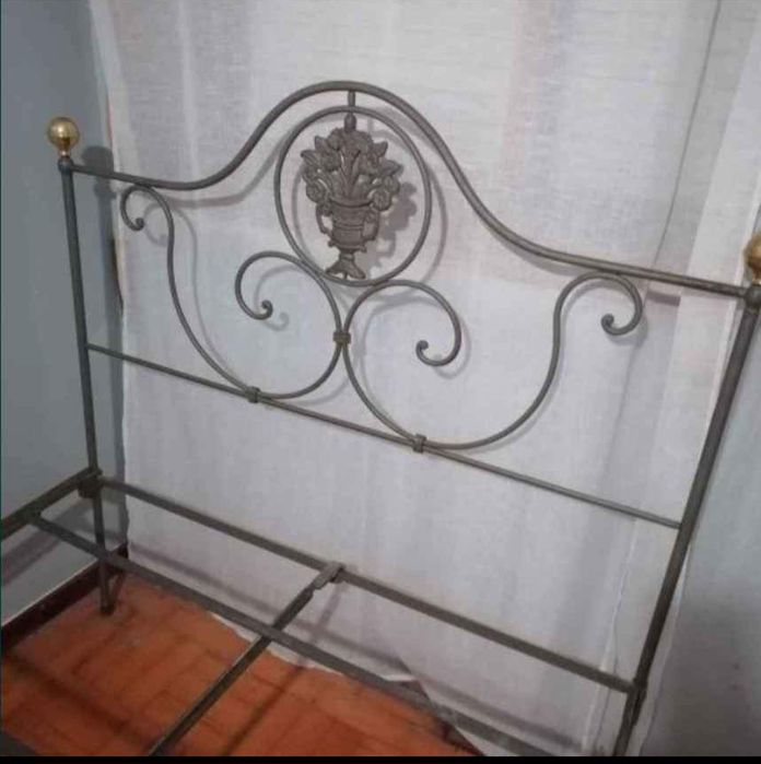 Cama em ferro restaurada