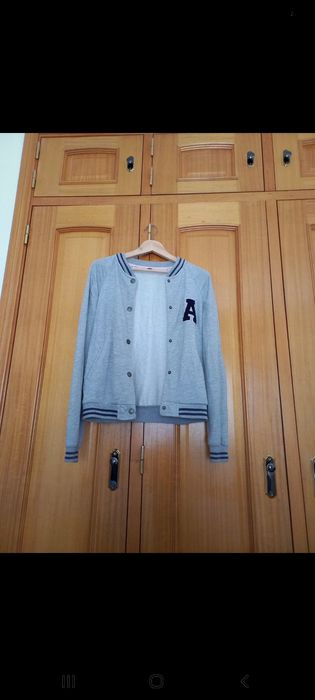 casaco cinzento criança