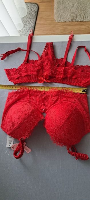 Biustonosz czerwony 70D nowy