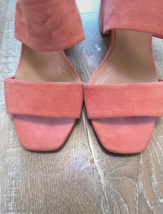 Klapki na stabilnym obcasie
