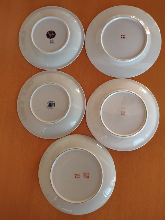 Conjunto de pratos em porcelana japonesa.