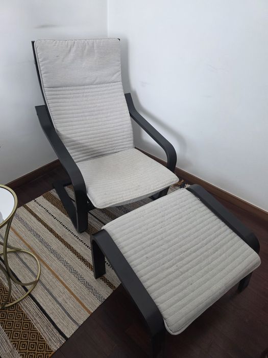Poltrona IKEA com apoia pés