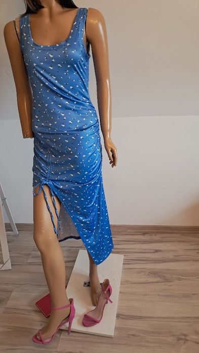 Niebieska sukienka z rozcięciem na nodze