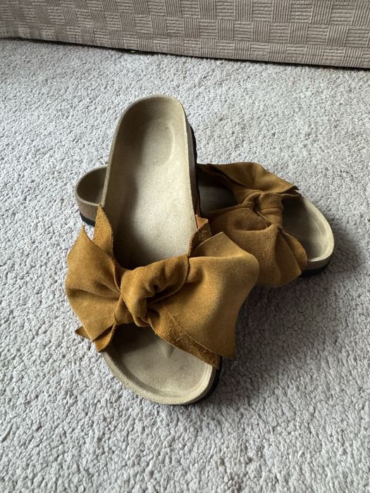 Замшеві жіночі шльопанці з великим бантом (Oysho)