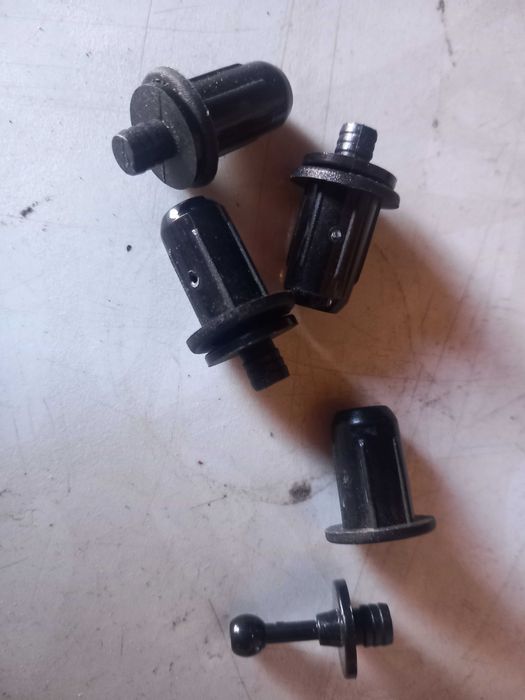 Kołki do maskownicy do kolumny 4szt komplet