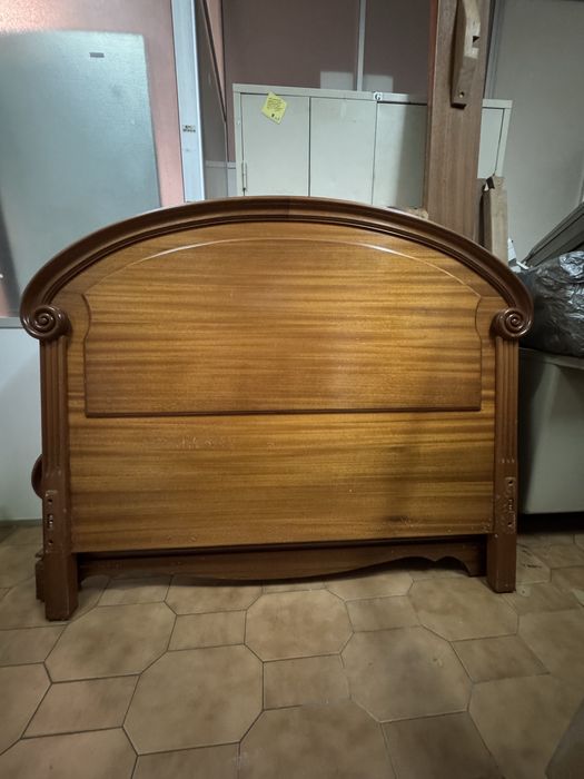 Cama de casal em madeira