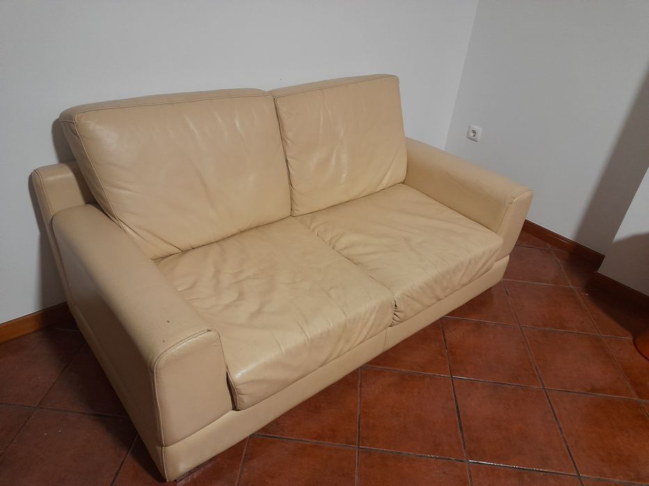 2 Sofás de pele bege. Vende-se o conjunto ou em separado.