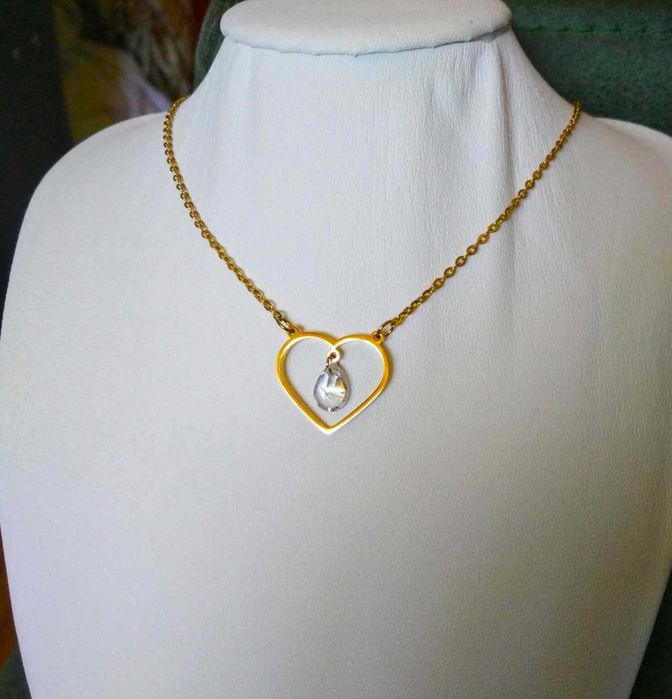 Colar Aço Dourado c/ Coração e Cristal NOVO