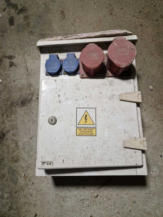 Skrzynka rozdzielnia budowlana erbetka podlicznik 3 fazy bezpieczniki