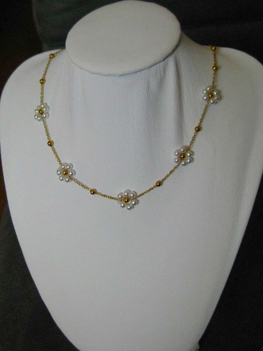 Colar Aço Dourado c/ Flores Brancas ALDO NOVO