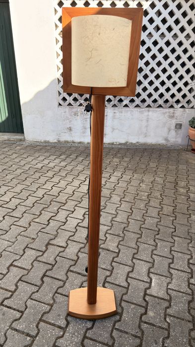 Candeeiro de pé com madeira maciça
