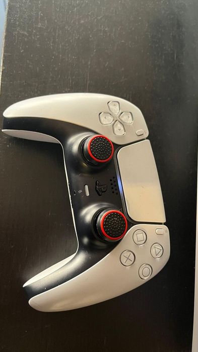 Ps5 com dois comandos um monitor e cabo de carregador