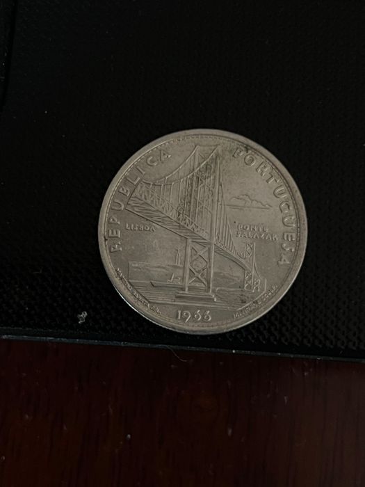 Moedas e notas variadas.