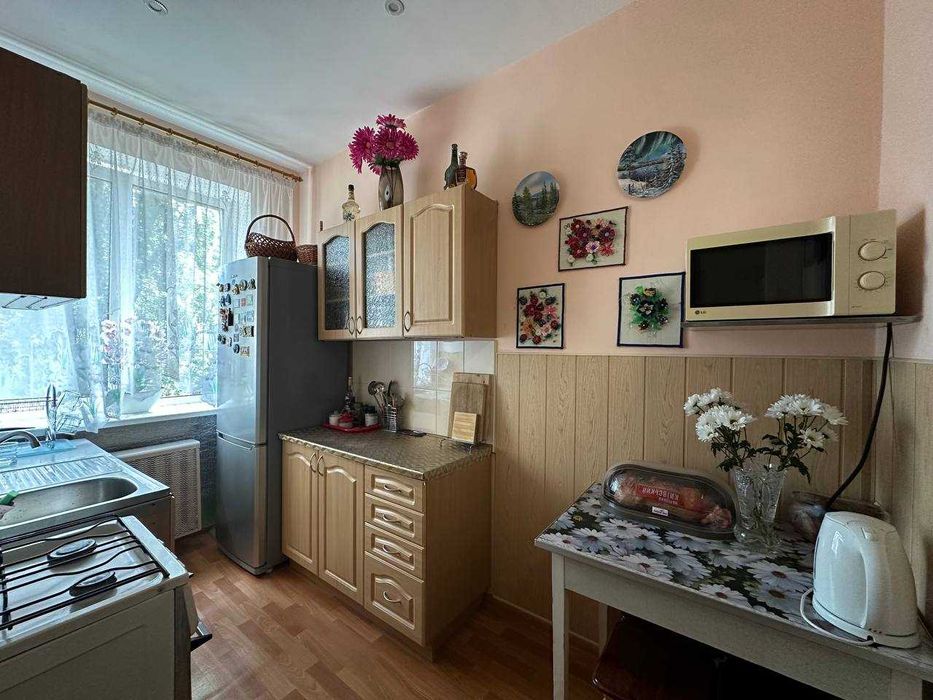 Васильківська 27/2, продаж 2к.кв. біля метро.