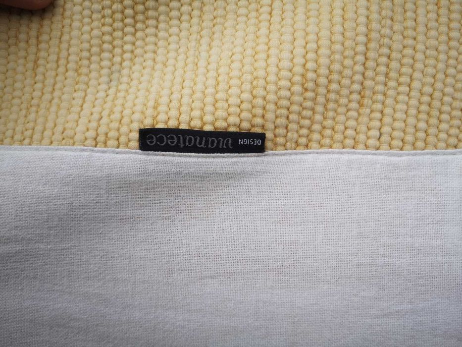 Tapete de pano branco e amarelo