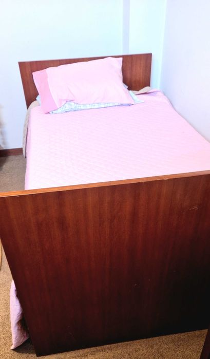 Mobília de quarto de solteiro em madeira maciça, bom estado.