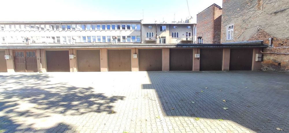 Garaż / magaztn ul. Lisa Kuli koło galerii Grafica , prąd