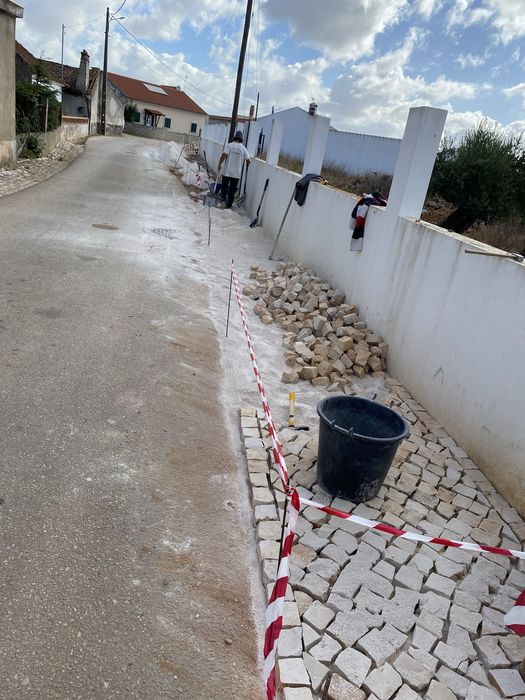 Fornecimento e aplicação de calçada á portuguesa