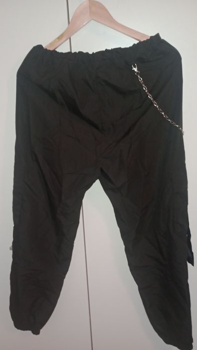 Czarne spodnie z łańcuchem