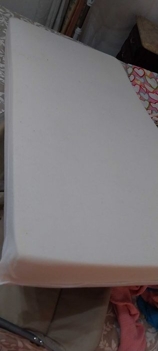 Berço de viagem com trocador e colchão.