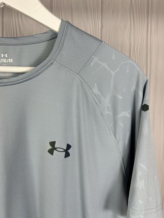 Under Armour Rush Fitted футболка з мінералами для спорту і активності
