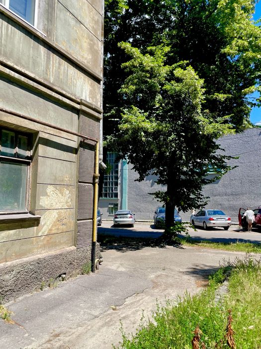 Продам 3 комнатную  квартиру ,сталинку. Центр.Бассейн!