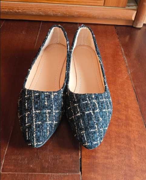 Sapatos pretos e dourados