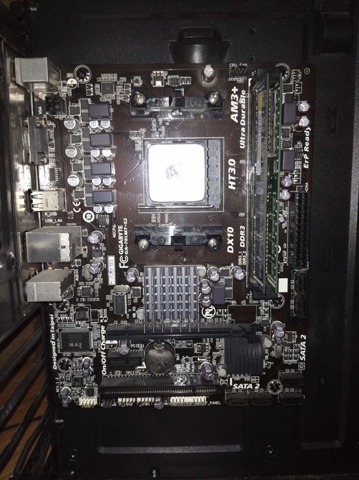 Obudowa +podzespoły (płyta główna, procesor, kości RAM, odtwarzacz CD)