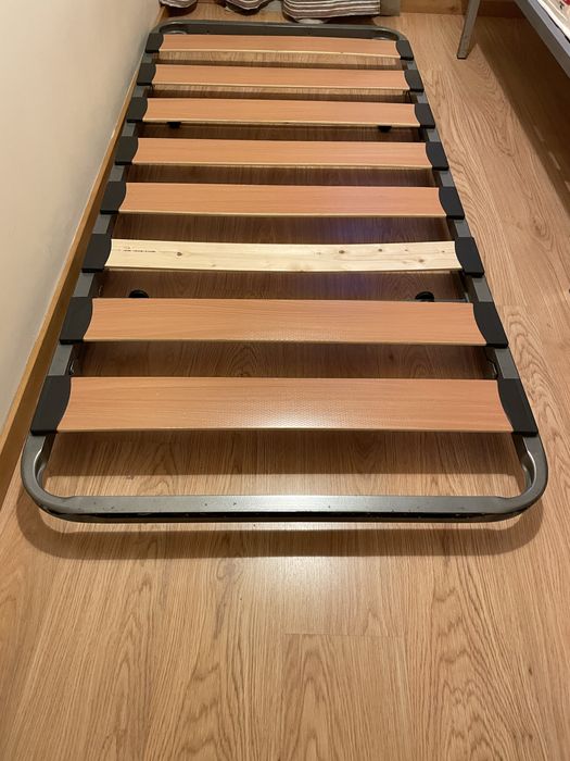 Estrado duplo recolhe debaixo da cama
