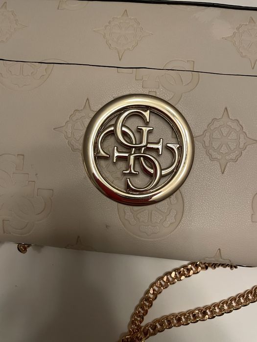 Жіноча сумка GUESS  HWSR7186210 бежевого кольору  ціна зізнижкою 650гр