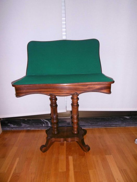 Mesa de jogo em madeira com tampo rotativo