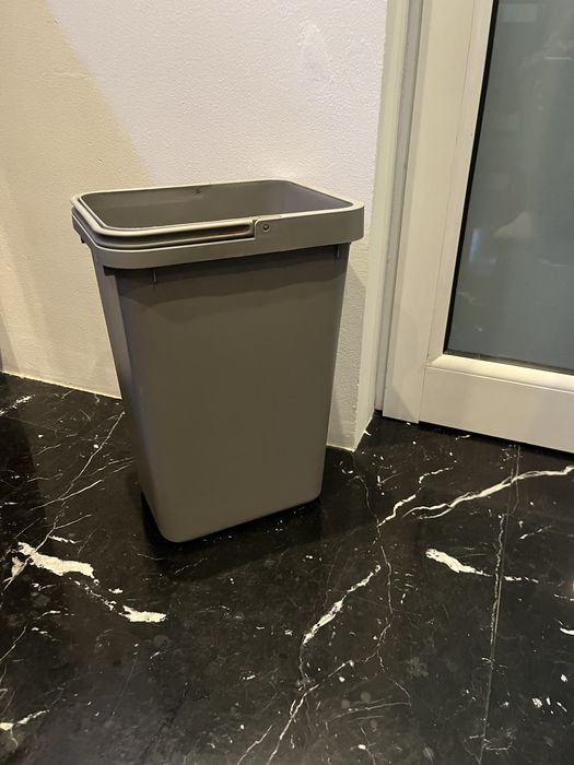 Vende-se balde do lixo