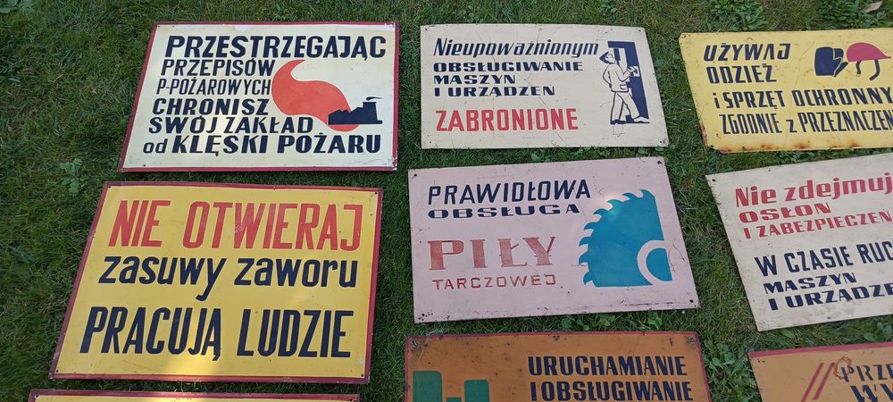 Stare metalowe tablice informacyjne z PRL-u