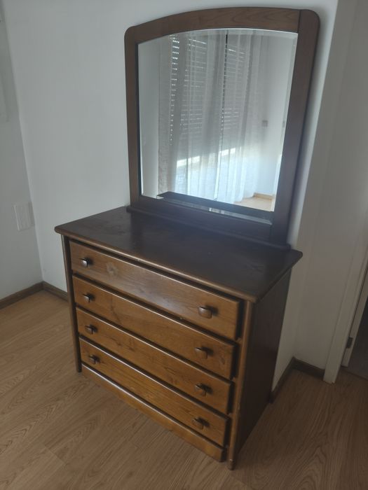 Cama de casal com colchão e cómoda com espelho