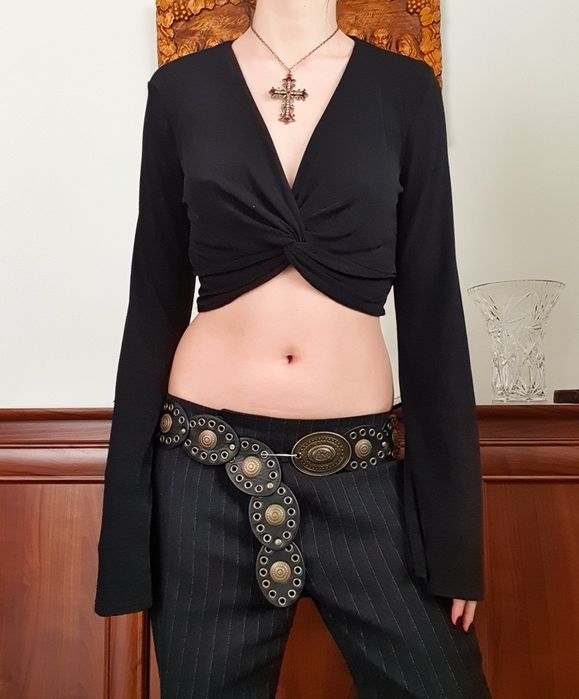 Czarny crop top na długi rękaw