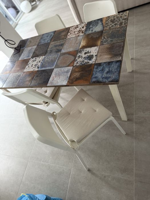 Mesa de jantar e 2 cadeiras