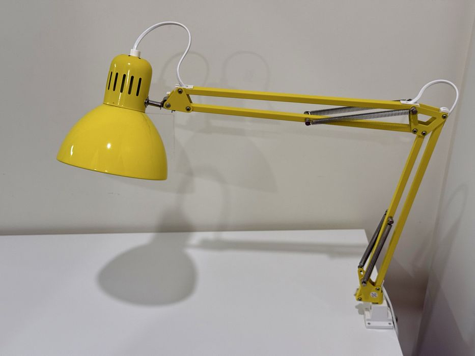 Lampa biurkowa z Pixar - IKEA TERTIAL żólta