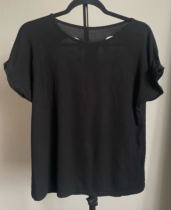 Koszulka z krótkim rękawem z dziurami na plecach