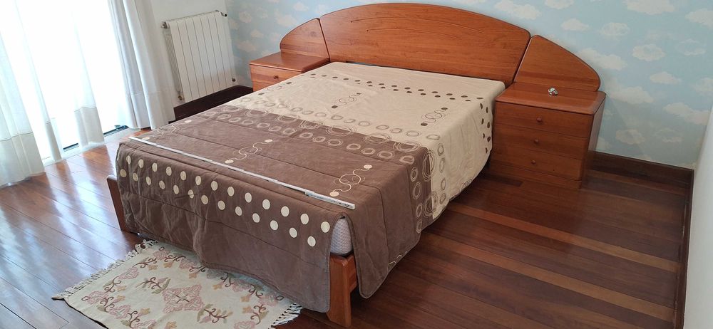 Cama casal, 2 mesas de cabeceira, Estrado, Colchão, Cómoda e Espelho