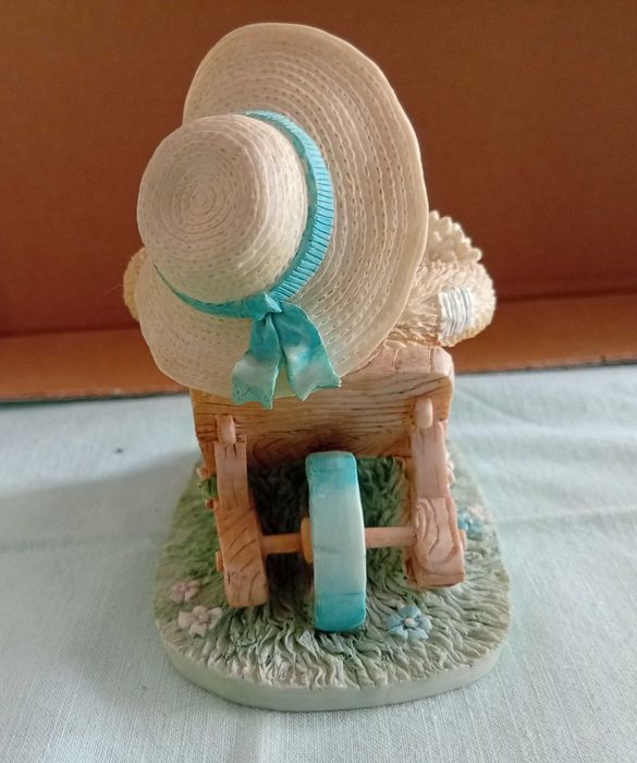 Ursinho em carro de jardim, com flores. Coleção Cherished Teddies.