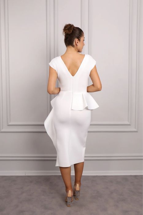 Розкішне біле плаття