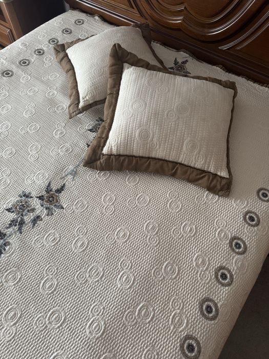 Coberta de cama com almofadas