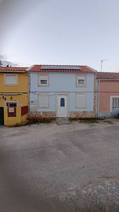 Vivenda T2 em Alfeizerão , localizada em zona sossegada.