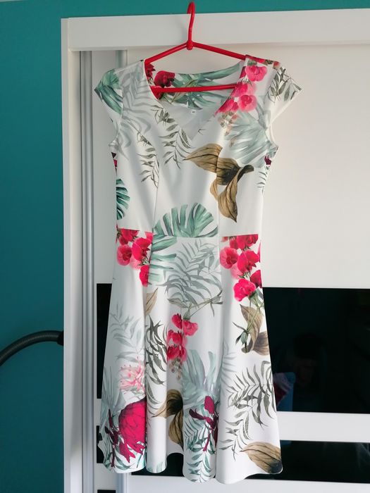 Elegancka rozkloszowana sukienka w kwiaty s 36