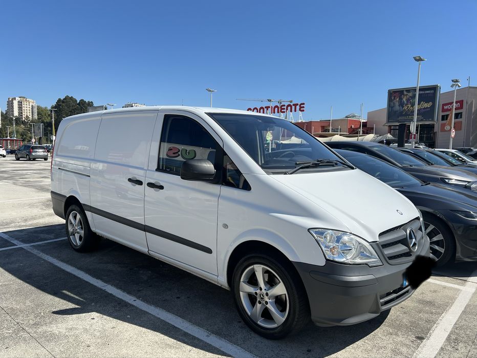 Vendo Mercedes-Benz Vito, furgão comercial, em cor branca.