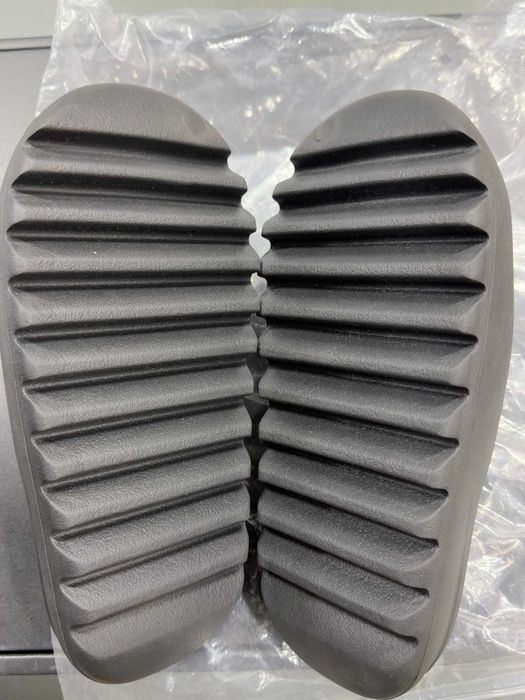 Yeezy_Slide_onyx_Czarny 43