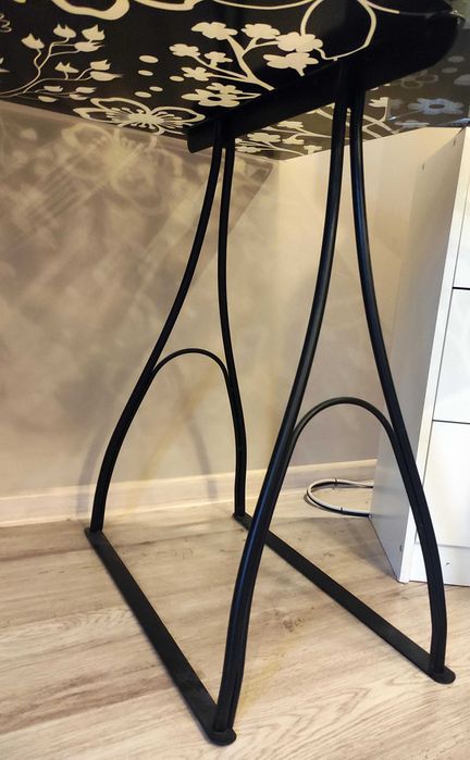 Biurko stół ze szklanym blatem, nogi metalowe czarne